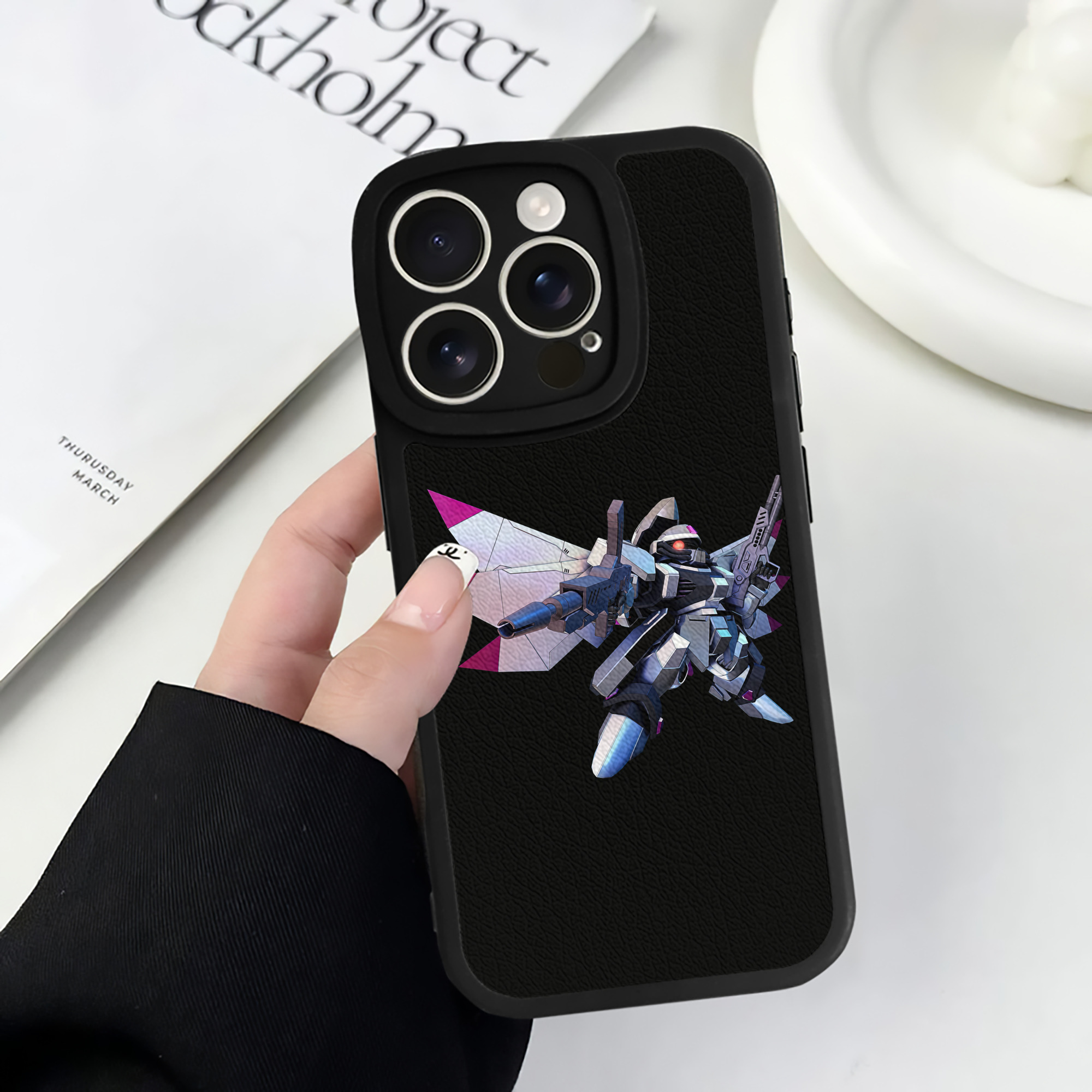 （画像用） 機動戦士ガンダム Mobile Suit Gundam 【iPhone 16シリーズ対応】シリコンスマホケース（レザー調） 材質：シリコン